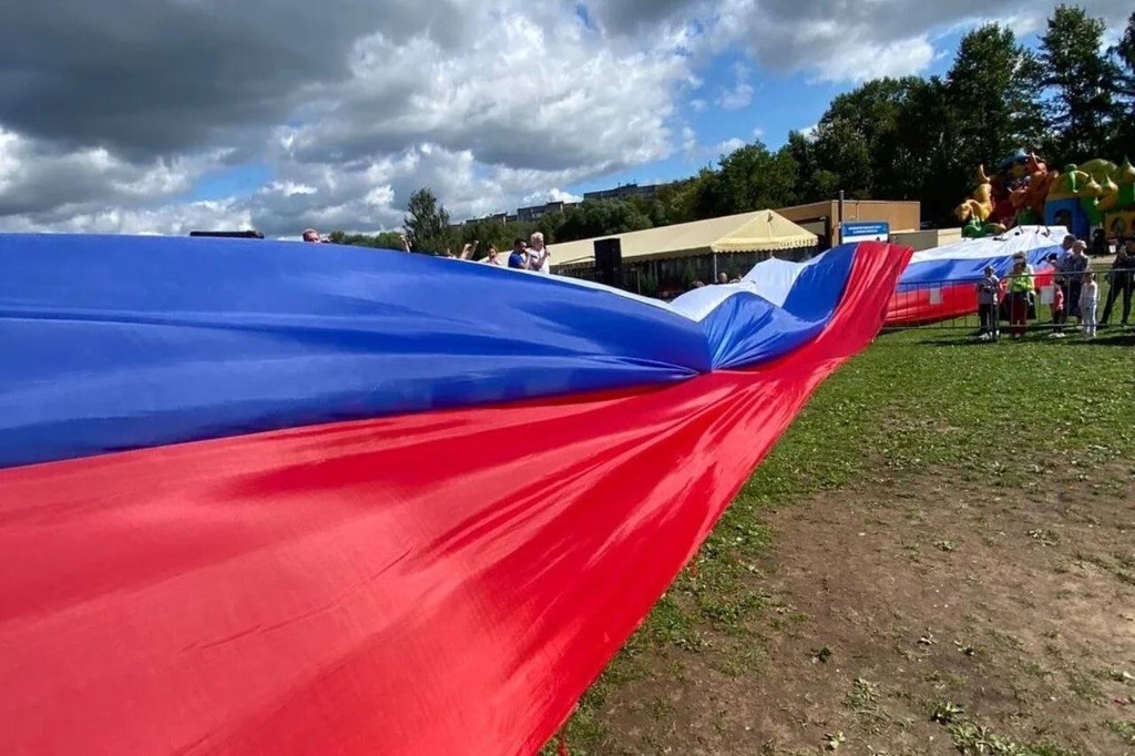 Живой триколор на летнем празднике